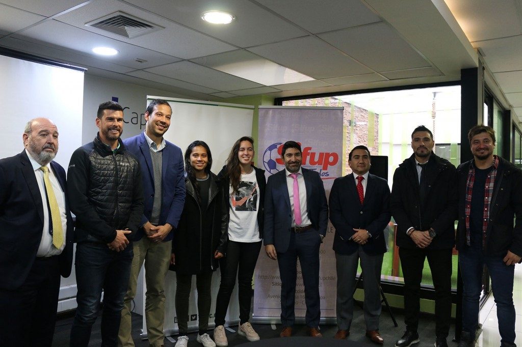 IACC ENTREGA BECAS A FUTBOLISTAS DE CHILE