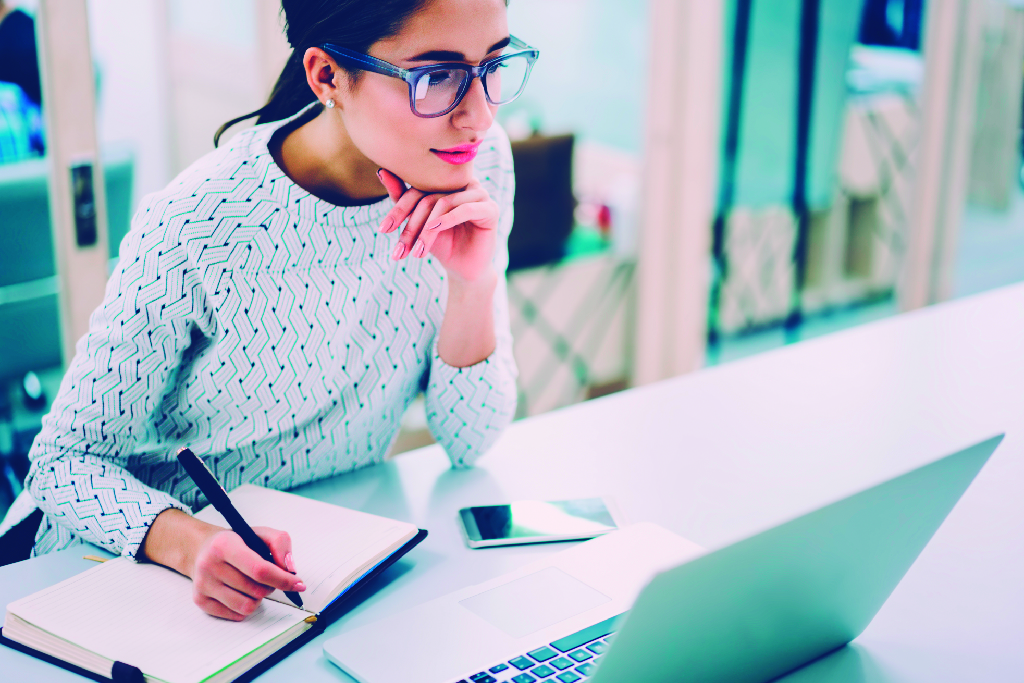 Mujer joven estudiando en un laptop