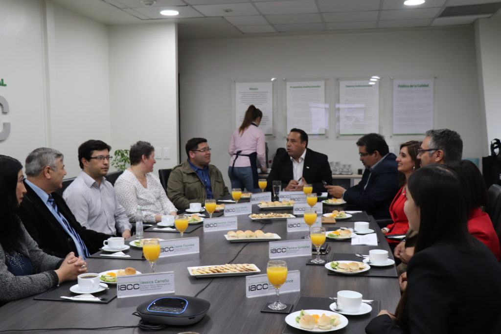 IACC realiza primer conversatorio con Titulados