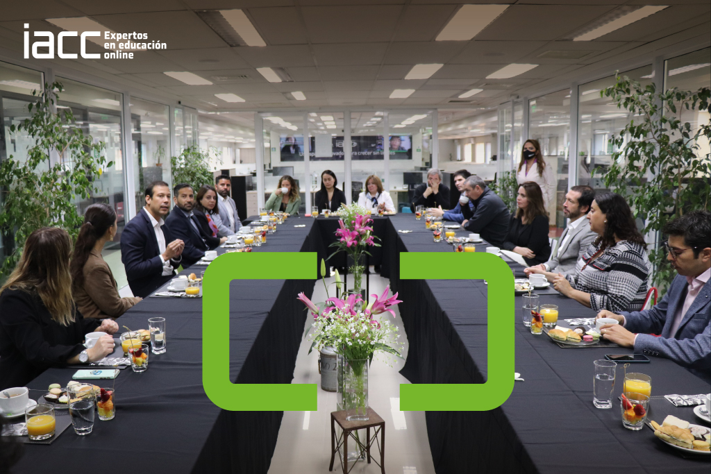 personas tomando desayuno en una mesa de conversación