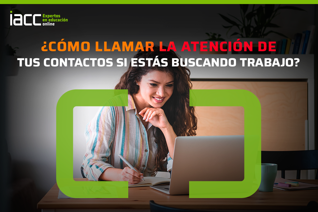 mujer buscando trabajo desde su computador