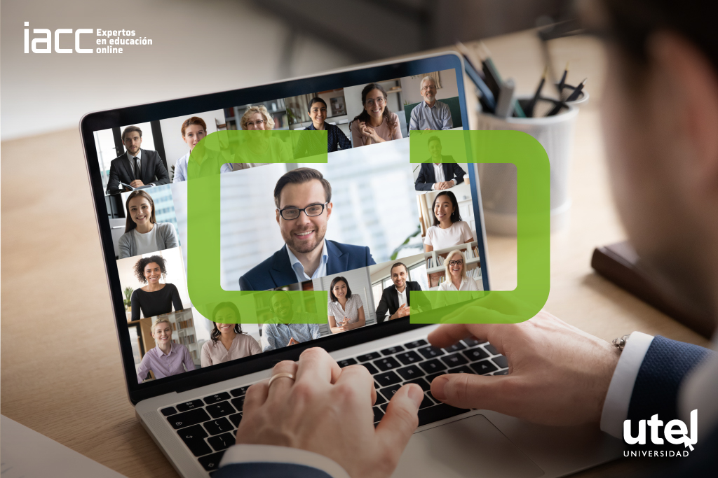 hombre en videoconferencia con otro país