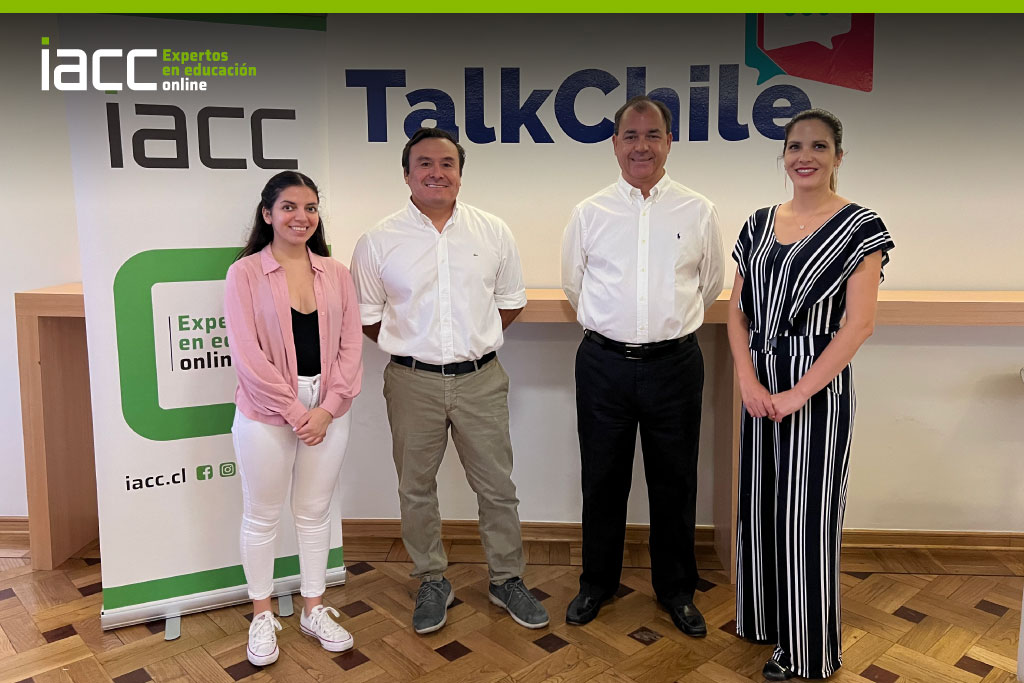 Más de 70 estudiantes de IACC se certificaron en inglés por convenio con Talk Chile