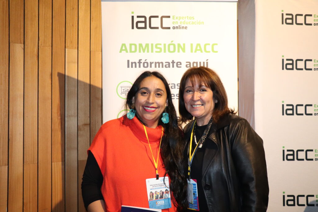Marilyn Alvarado, exalumna de la carrera de Psicopedagogía y Paz Lorca, Directora de la Escuela de Desarrollo Social y Educación de IACC.