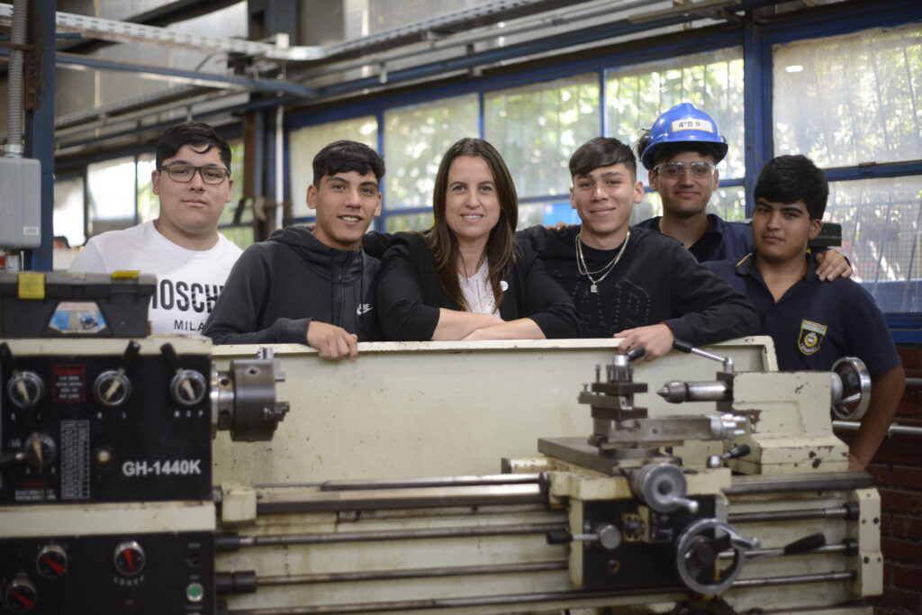 “De la sala de clases a la industria”, la iniciativa que impulsa una formación más aplicada y pertinente para estudiantes de enseñanza media