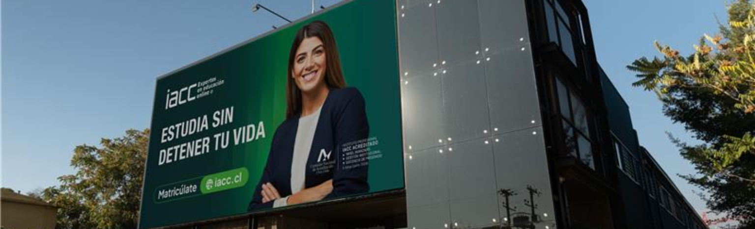 Hombre trabajando en un laptop