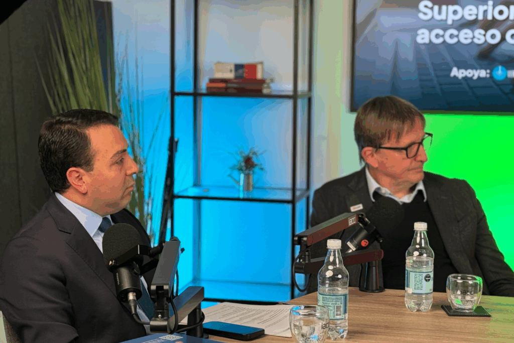 Juan Claudio, director ejecutivo Vertebral y Christian Haeberle, rector AIEP. Conversatorio Educación Superior TP.