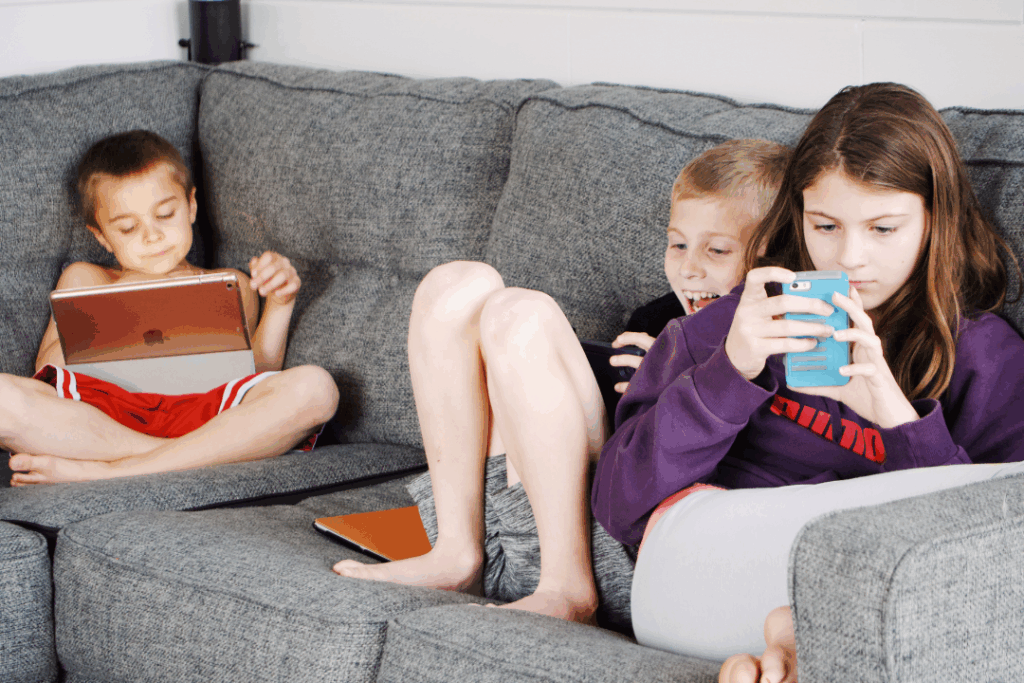 Académica de IACC aborda en CNN los riesgos del uso excesivo de redes sociales en niños y adolescentes