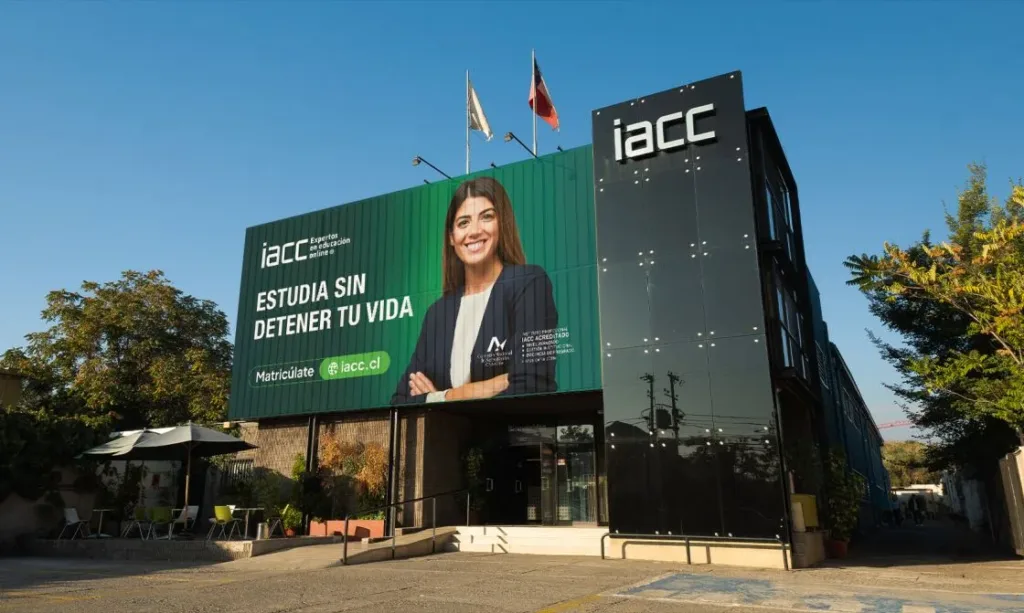 Fachada del edificio de IACC, con un mural que dice «Estudia sin detener tu vida»