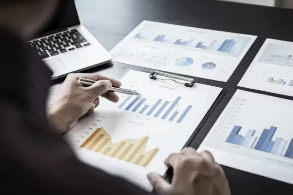 Mesa con papeles con gráficos haciendo alusión a carreras para empresas o mundo corporativo