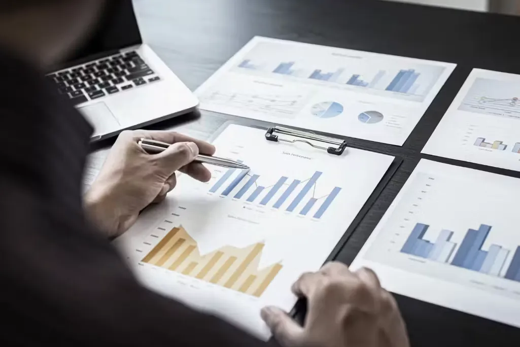 Mesa con papeles con gráficos haciendo alusión a carreras para empresas o mundo corporativo